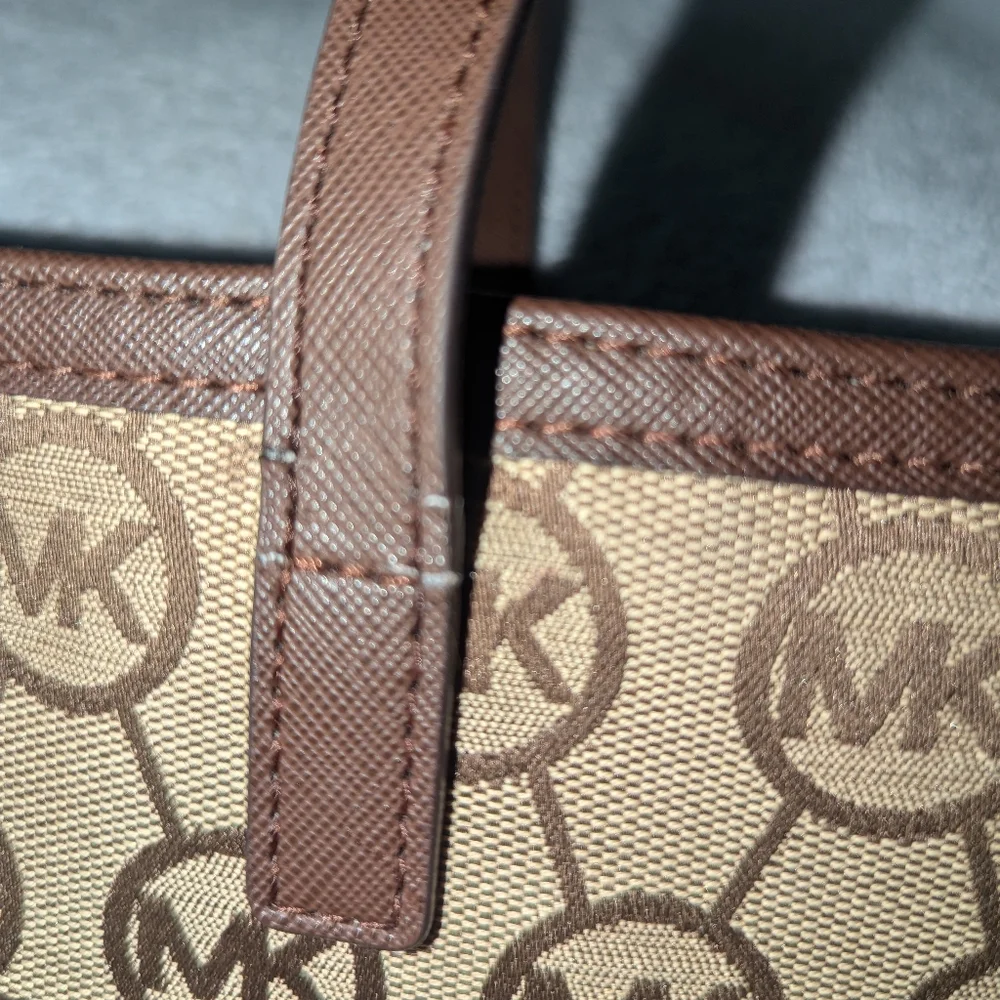 Michael Kors signature Kempton tote bag.